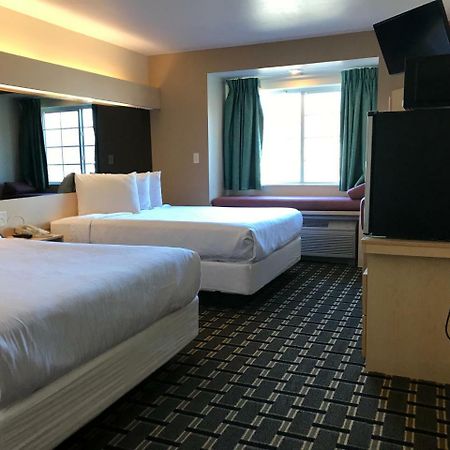 Mariner'S Village Resort Carlyle Bagian luar foto