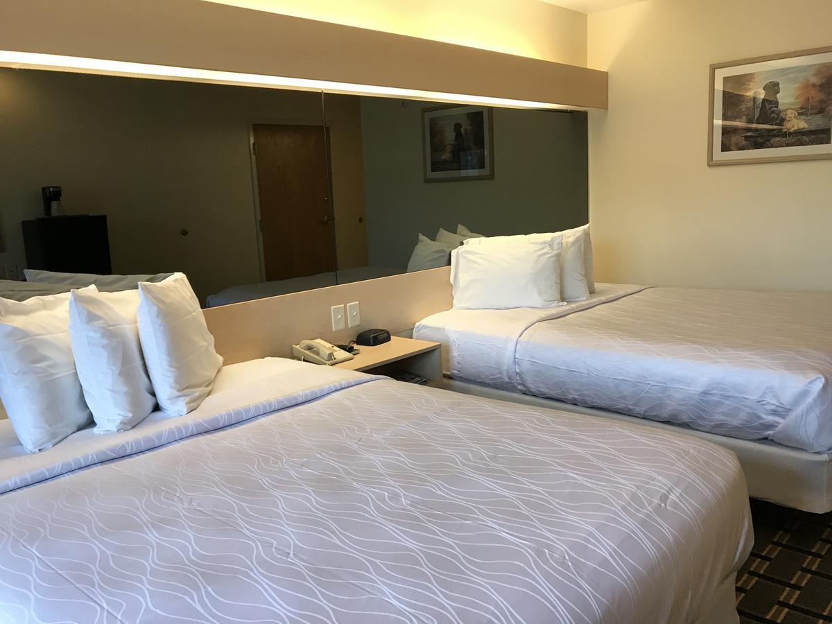 Mariner'S Village Resort Carlyle Bagian luar foto