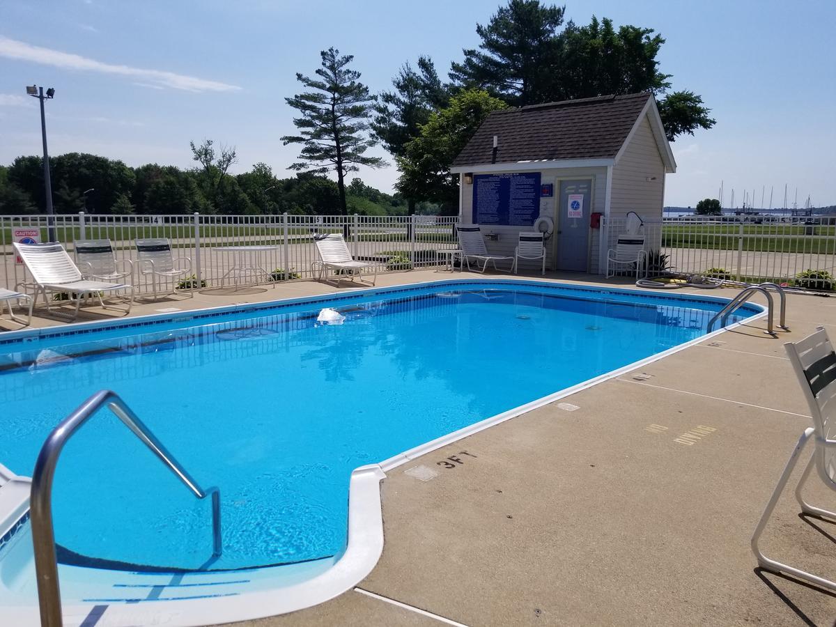 Mariner'S Village Resort Carlyle Bagian luar foto