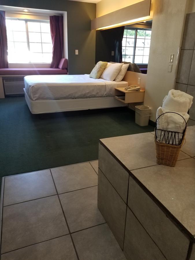 Mariner'S Village Resort Carlyle Bagian luar foto