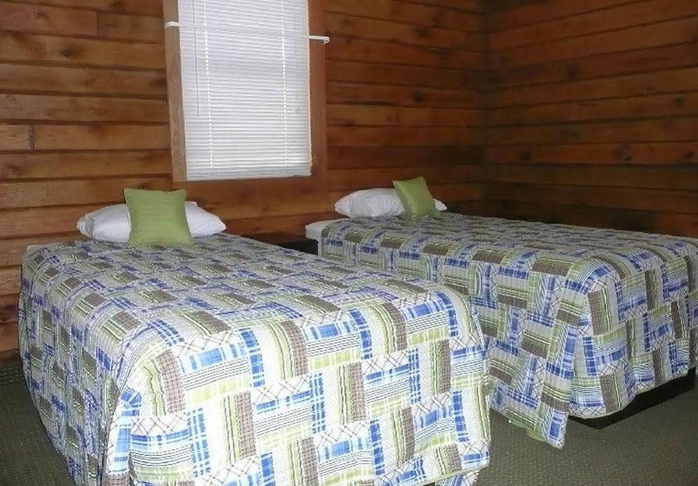 Mariner'S Village Resort Carlyle Bagian luar foto