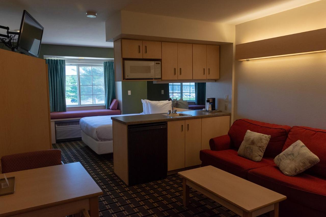 Mariner'S Village Resort Carlyle Bagian luar foto