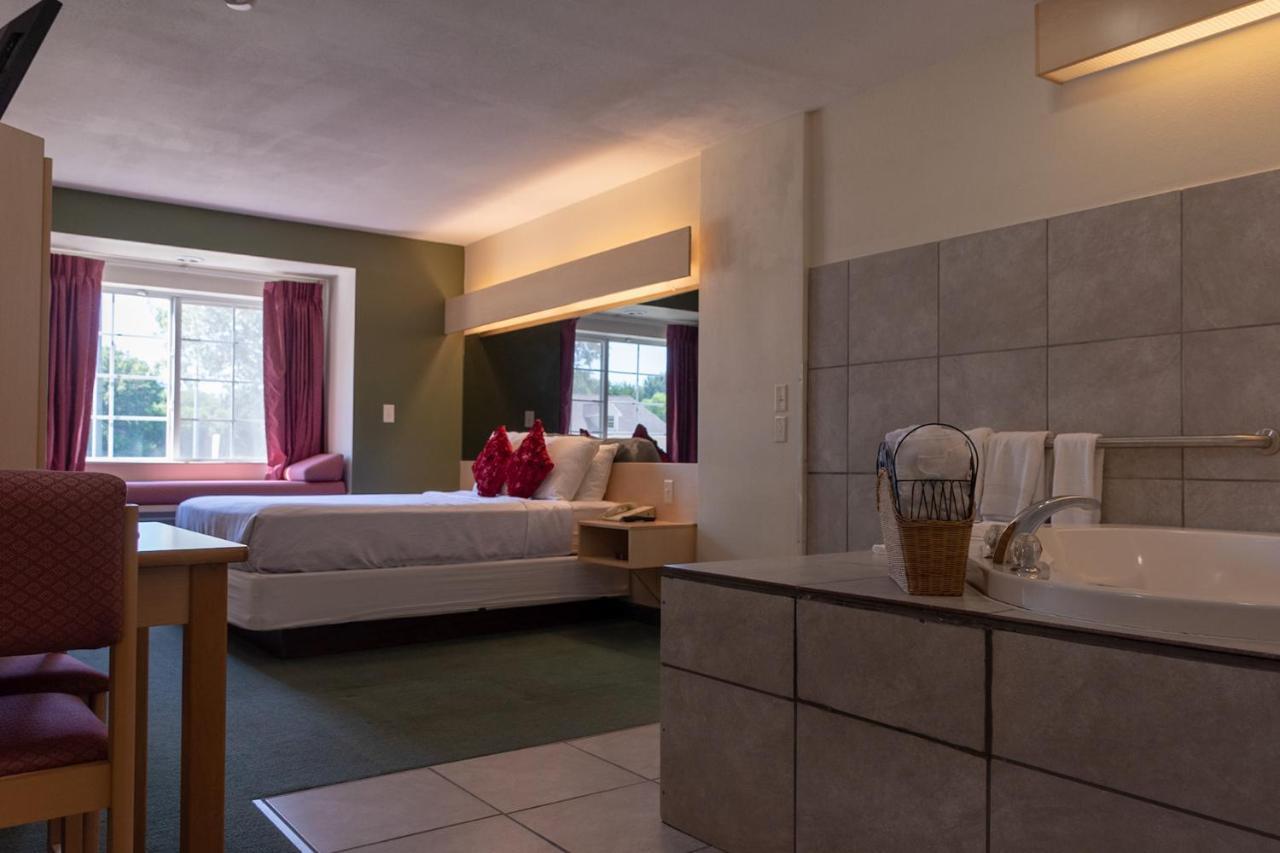 Mariner'S Village Resort Carlyle Bagian luar foto