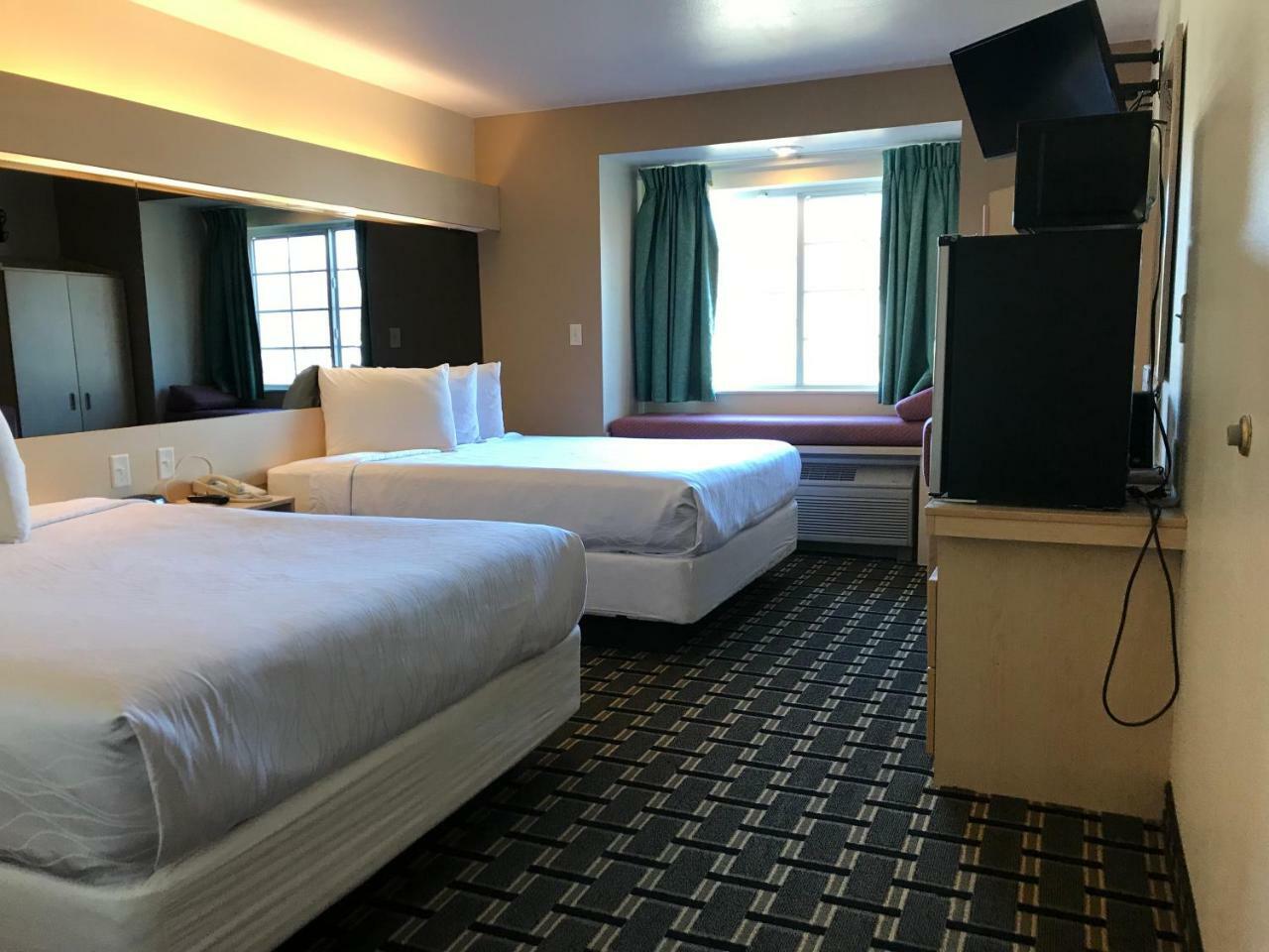 Mariner'S Village Resort Carlyle Bagian luar foto